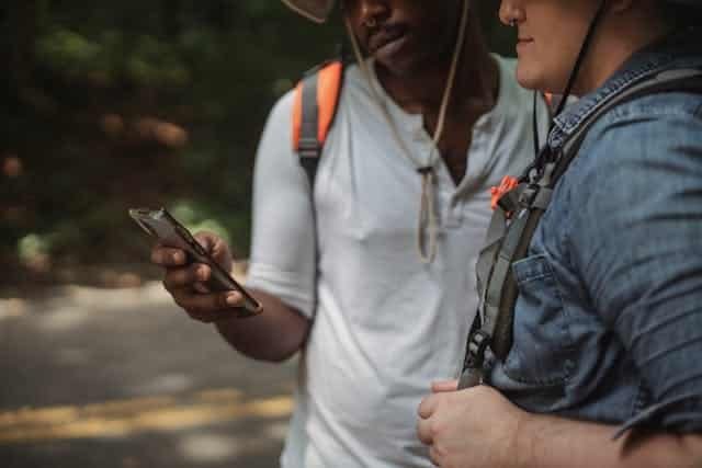 Field guides using mobile mapping applications during a trek